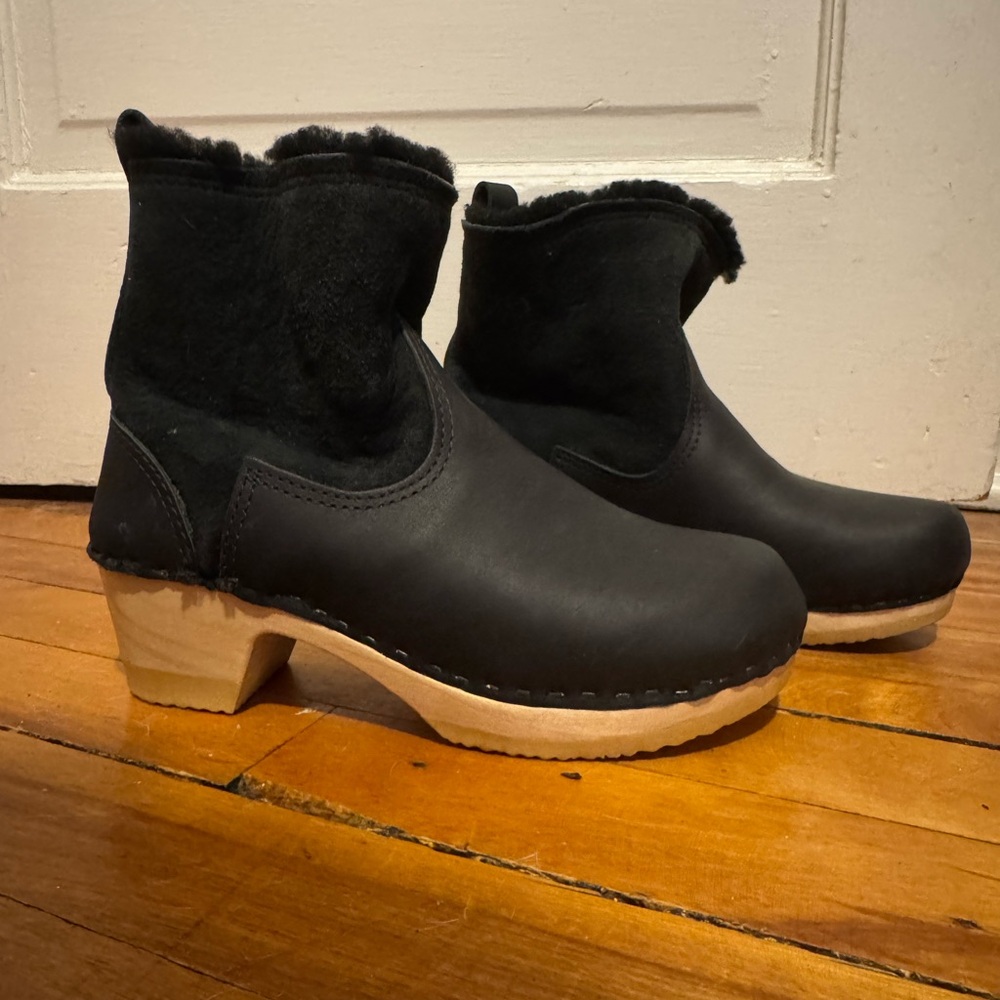 LIKE NEW SVEN Black Shearling-Lined Black Leather Ankle Boots Clogs